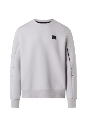 Hellgrauer Pullover aus glattem Stoff mit rundem Ausschnitt, dezenten Schulterausschnitten und einem kleinen schwarzen Logo-Patch.