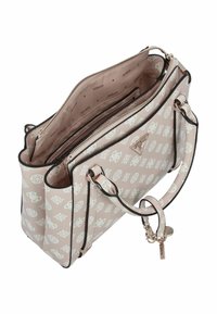 Lichtroze handtas van gestructureerd synthetisch materiaal, met een wit logopatroon, zilverkleurige hardware en meerdere met rits afgesloten vakken.