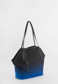 Torba tote w czarno-niebieskim ombre. Teksturowany, heksagonalny wzór, kieszeń na zamek błyskawiczny i dwa paski na ramię. Trwały materiał o strukturalnym kształcie.