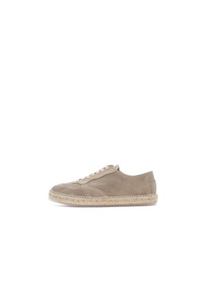 Beżowy zamszowy niski sneaker z plecioną podeszwą w stylu espadryli i beżowymi sznurowadłami, pokazany z profilu na białym tle.