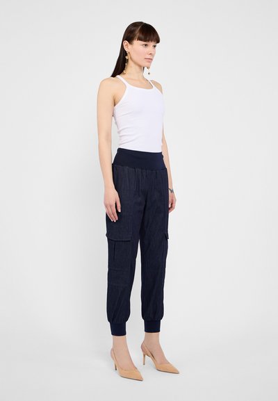 Cinq à Sept GILES PANT - Kargopüksid - raw indigo