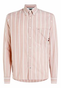Camicia a maniche lunghe rosa chiaro con righe verticali bianche, colletto abbottonato, tasca frontale e logo in evidenza sulla tasca.