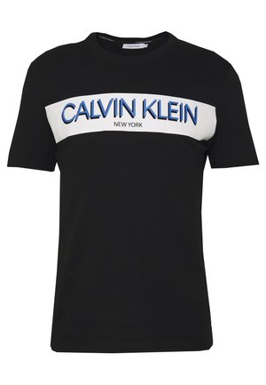 Zwart katoenen T-shirt met een witte horizontale band met daarop "CALVIN KLEIN NEW YORK" in blauwe letters, een ronde halslijn en korte mouwen.