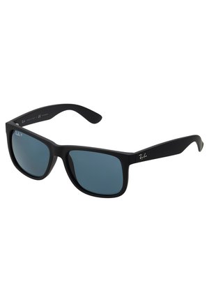 Occhiali da sole in plastica nera con lenti polarizzate blu, forma rettangolare e logo Ray-Ban bianco sulla tempia. Texture liscia su tutta la superficie.