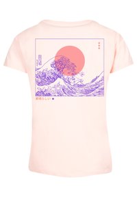 T-shirt rose clair avec un motif de vague violette et un grand cercle de coucher de soleil, avec du texte japonais et des accents en bas.