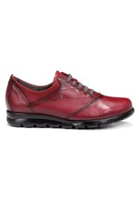 Chaussures en cuir rouge avec une finition lisse, bout arrondi, lacets gris contrastants et une semelle en caoutchouc noir texturé pour une meilleure adhérence et flexibilité.