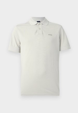 Svijetlosiva polo majica od mekanog materijala, s klasičnim ovratnikom, dva gumba, kratkim rukavima i suptilnim logotipom na prsima.