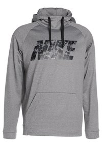 Sweatshirt à capuche gris avec une texture brossée, présentant un grand logo "NIKE" en camouflage noir sur le devant et des cordons de serrage ajustables.