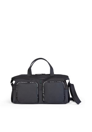 Sort duffel bag med dobbel frontlomme, tekstureret stof, forstærkede håndtag, justerbar skulderrem og dekorativt mønsterkant.