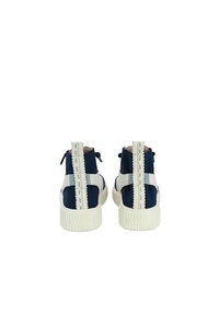 Marineblaue High-Top-Sneaker mit cremefarbenen Akzenten, strukturiertem Stoff, kontrastierendem Rückstreifen und Gummisohlen. Mit abgerundeter Zehenpartie und Schnürverschluss.