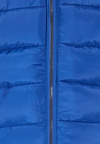 Modrá puff jacket s horizontálnym prešívaním, so zlatým zipsom na prednej strane, hladkým lesklým materiálom a bez viditeľných vzorov.