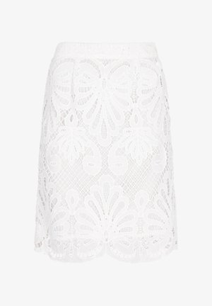 Biała koronkowa spódnica z kwiatowymi wzorami, skomplikowanymi wycięciami i gładką teksturą. Dół jest prosty, bez widocznych zapięć czy akcentów.