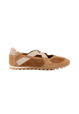 Zapato plano casual de ante marrón con correas elásticas cruzadas beige y suela texturizada, diseñado para comodidad y ligereza.