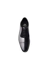 Zwarte leren nette schoenen met een gladde afwerking en vetersluiting. Heeft een getextureerd zwart stoffen paneel en subtiele stikdetails.