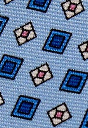 Raštuotas tekstilė su šviesiai mėlynu fonu, kuriame yra mėlynos ir baltos spalvos deimanto formos, pabrėžtos rožinėmis ir juodomis linijomis.