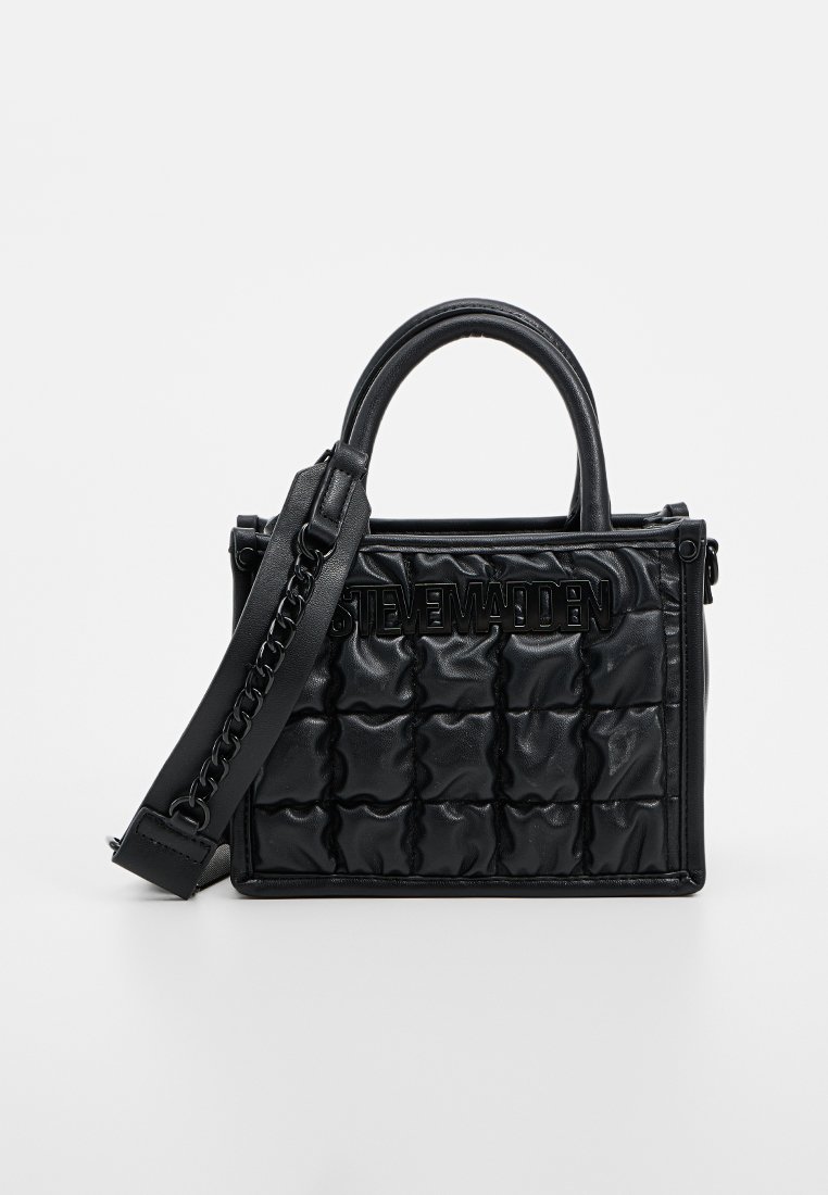 Svart qiltad handväska med böjda handtag, avtagbar axelrem med kedjedetalj och "Steve Madden"-logotyp framtill.