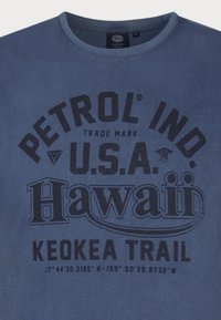 Modré bavlněné tričko s černým potiskem, na kterém je nápis "PETROL IND. U.S.A. Hawaii Keokea Trail" s akcenty loga a geografickými souřadnicemi.