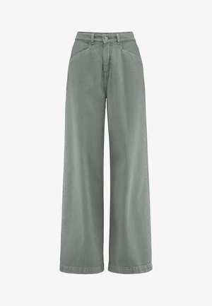 Hoch taillierte, weit geschnittene Hose in gedämpftem Grün mit Vordertaschen, Gürtelschlaufen, Knopfverschluss und sichtbaren Nahtdetails.