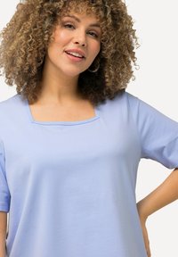 Ulla Popken CARREE-AUSSCHNITT - Jednoduché tričko - classic sky blue