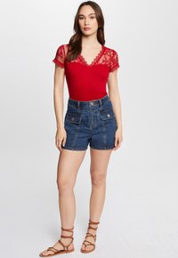 Morgan SHORT-SLEEVED - T-Shirt print - rouge moyen