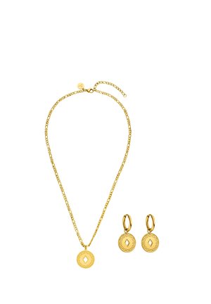 Goldfarbene Kettenhalskette und passende Creolen-Ohrringe mit runden gravierten Anhängern mit einer diamantförmigen Aussparung in der Mitte.