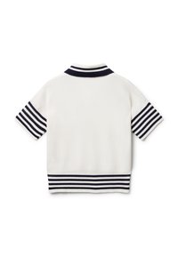 Bílá pletená košile s krátkým rukávem, s námořnickým proužkovaným límečkem, rukávy a pasem, zobrazená z pohledu zezadu na bílém pozadí.