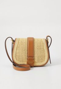 Cognackleurige leren crossbodytas met geweven stro voorkant, gebogen vorm en centrale leren riem. Voorzien van verstelbare riem en hardware in goudkleur.