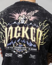 T-shirt nera in stile distressed con una stampa grafica audace che rappresenta montagne, fiamme e fulmini. Il testo include “JACKER,” “6.6 FM,” e dettagli del marchio.