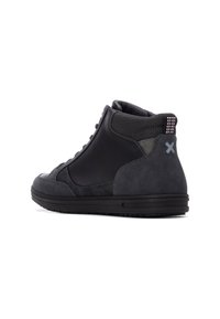 Zapatillas altas negras que combinan cuero liso y tela texturizada, con suelas de goma y un sutil acento de logo en el talón.