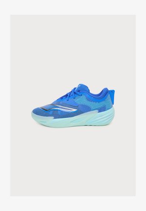 Zapatilla deportiva azul brillante con suela azul claro, parte superior de malla, cordones y una franja plateada reflectante en el lateral, mostrada desde el lado interior.