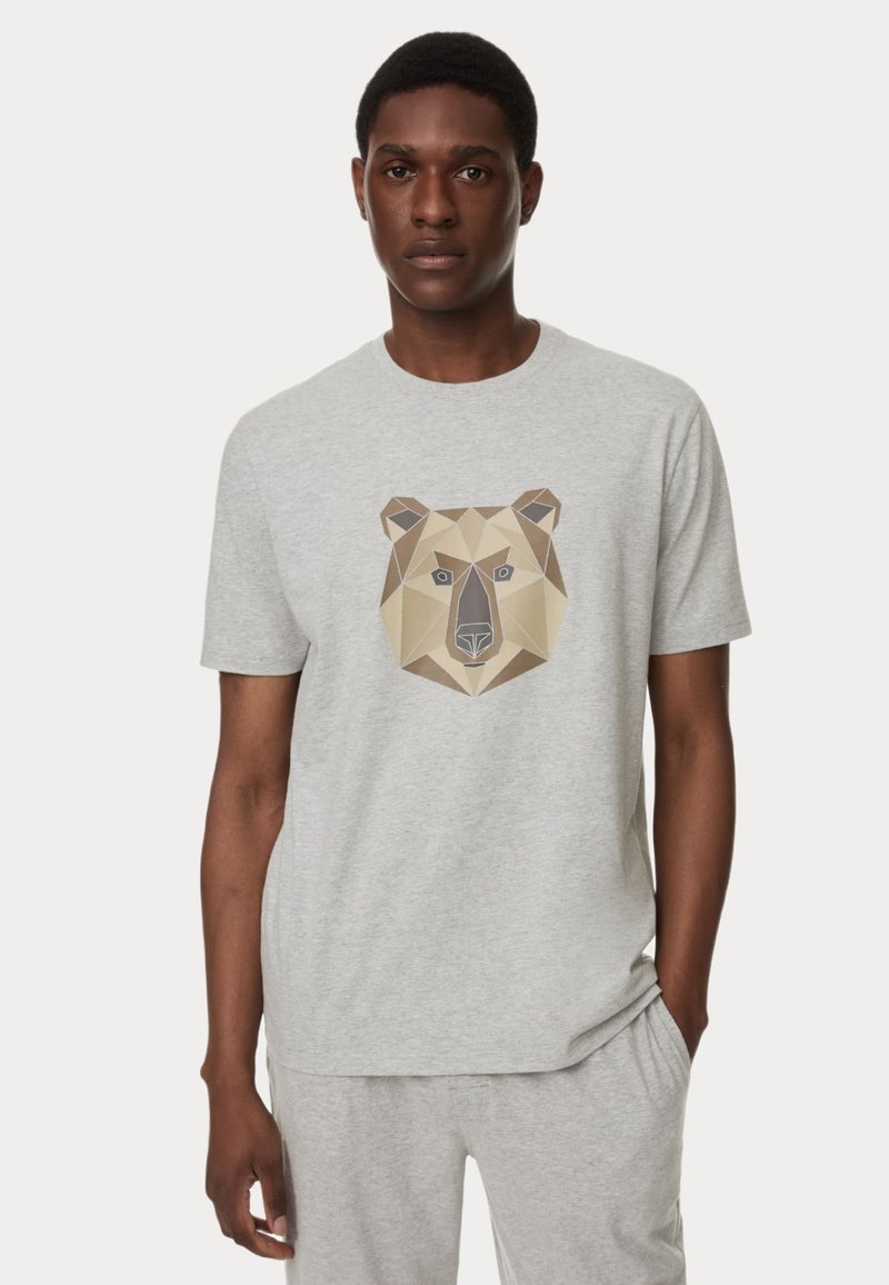Grå bomullströja med en geometrisk björngrafik i nyanser av brunt och beige. Kort ärm och rund halsringning.
