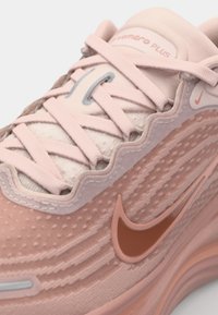Nike Performance VOMERO PLUS - Hardloopschoenen voor op de weg - particle pink/metallic rose gold/silt red/taupe grey