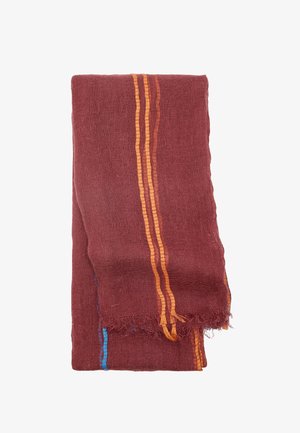 Złożona bordowa tkanina z postrzępionymi brzegami, z dwoma równoległymi pomarańczowymi paskami i małym widocznym niebieskim paskiem na białym tle.