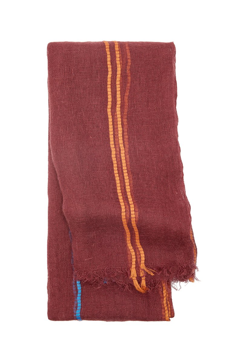 Złożona bordowa tkanina z postrzępionymi brzegami, z dwoma równoległymi pomarańczowymi paskami i małym widocznym niebieskim paskiem na białym tle.