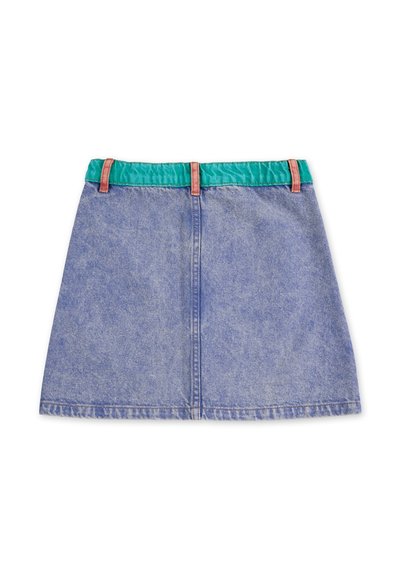 Jupe en denim avec un lavage bleu clair, dotée d'une ceinture texturée verte et d'accents roses, coupée en forme A avec des coutures visibles.