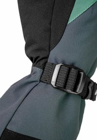Wasserabweisender Stiefel, der eine Mischung aus schwarzen, grünen und grauen Materialien aufweist. Verfügt über eine strukturierte Oberfläche und einen verstellbaren schwarzen Schnallenriemen.