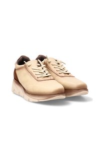 Zapatillas de ante beige con suela de goma plana, detalles texturizados en el talón y cordones en beige. Punta redondeada y diseño acolchado para mayor comodidad.