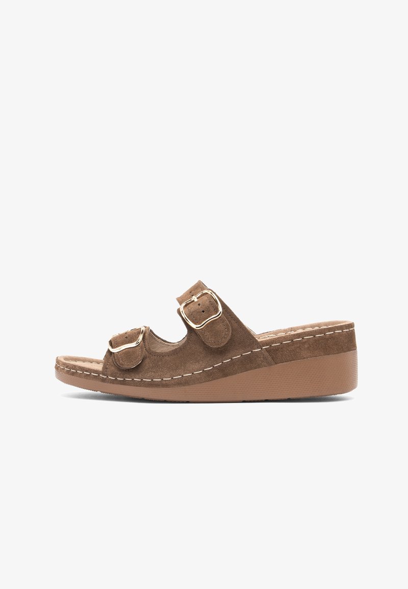 Sandale compensée en daim marron avec deux boucles dorées réglables et couture blanche visible sur la semelle.