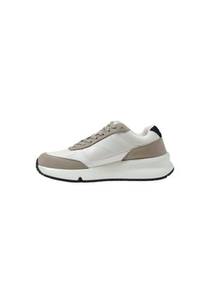 Baskets avec une tige en cuir blanc, accents en daim gris, bout rond, semelle plate en caoutchouc et laçage à l'avant, avec un détail de talon contrastant.