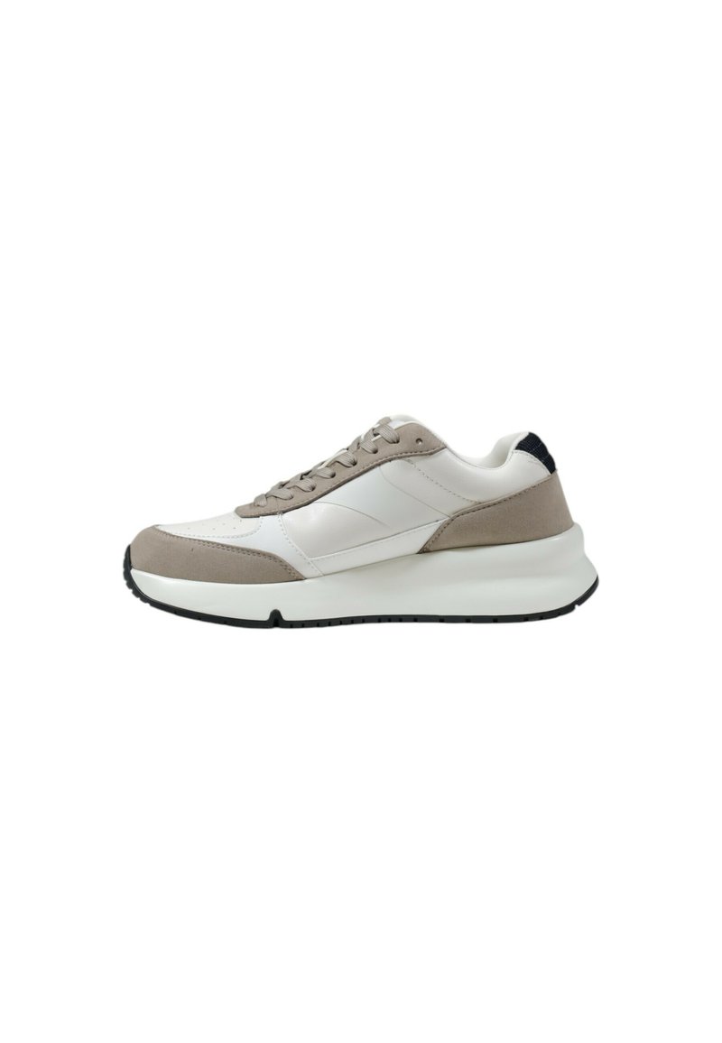 Baskets avec une tige en cuir blanc, accents en daim gris, bout rond, semelle plate en caoutchouc et laçage à l'avant, avec un détail de talon contrastant.
