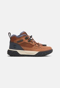 Scarponcino da trekking in pelle marrone e rete con colletto blu navy, suola in gomma nera e lacci elastici. Presenta un logo sul lato.