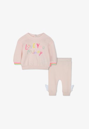Sweatshirt rosa claro com a impressão "Amo-te Mãe", com decote redondo e punhos listrados coloridos; combinado com calças rosa claro caneladas com detalhes em forma de asas brancas.
