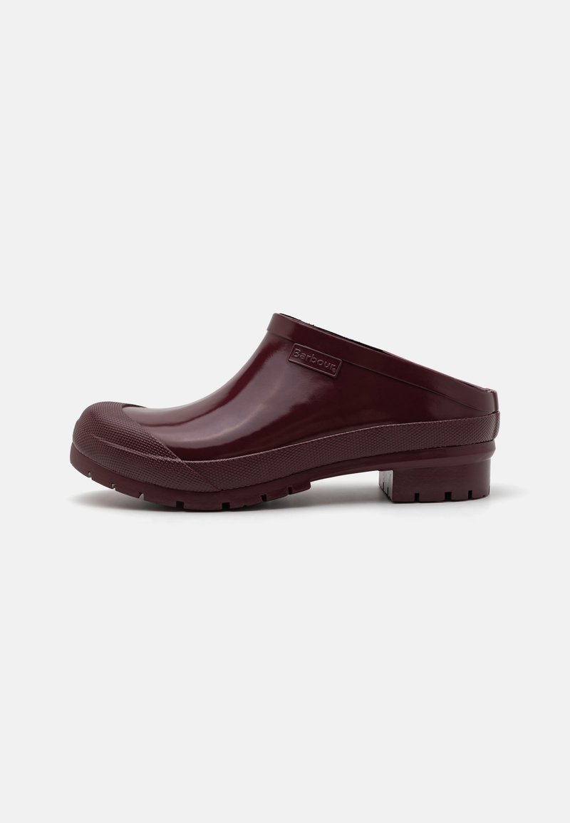 Cloje impermeabile burgundy cu vârful rotund, talpă din cauciuc texturat și toc mic; prezintă o suprafață netedă și detalii cu logo embosat.