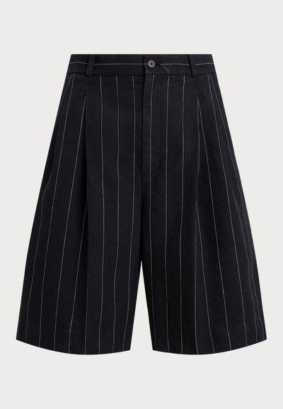 Shorts noirs à coupe ample, dotés de rayures blanches verticales, d'un devant plissé et d'une fermeture à bouton. Fabriqués en tissu léger.