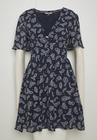 Sininen paisley-kuvioinen mekko, jossa on lyhyet hihat, V-pääntie, kokoontuva vyötärö ja laskostettu helma. Kevyt kangas, jossa on pehmeä rakenne.