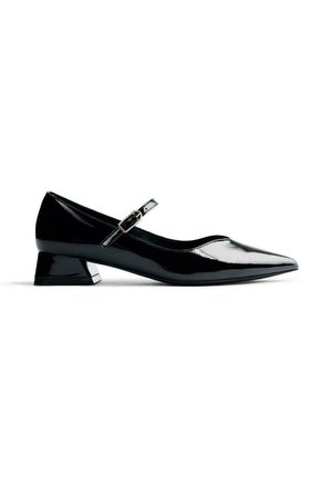 Zapato de charol negro con punta afilada, correa en el tobillo y un tacón de bloque modesto, con un acabado brillante y sutiles acentos metálicos.