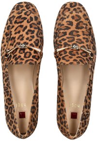 Mocassini slip-on in stampa leopardata con dettagli in hardware dorato, materiale in suede color cammello, design a profilo basso e interno liscio.
