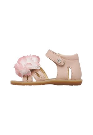Sandalo rosa per bambino piccolo con cinturino alla caviglia, dettagli ritagliati, suola in gomma e grande fiore di tessuto rosa e bianco sulla fascia anteriore.