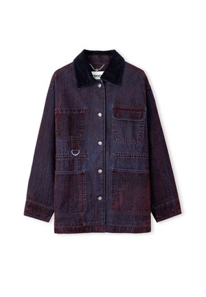 Donkerblauwe denimjack met zwarte corduroy kraag, knoopsluiting, vier grote voorzakken en een metalen ringdetail op een borstzak.