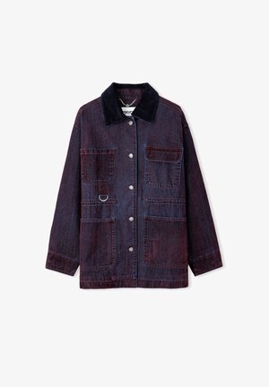 Dunkelblaue Jeansjacke mit einem schwarzen Cordkragen, Knopfverschluss, vier großen Fronttaschen und einem metallischen Ringdetail an einer Brusttasche.